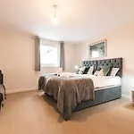 Best Price! - Huge 3 Bed 2 Bath City Centre Top Floor Apartment, Up To 10 Guests - Free Secure Parking - Smart Tv - Singles Or King Size Beds